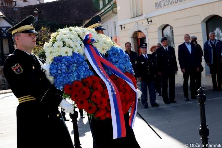 Ob 1. novembru smo se s polaganjem cvetja k osrednjim kamniškim spomenikom poklonili žrtvam vojn (15)